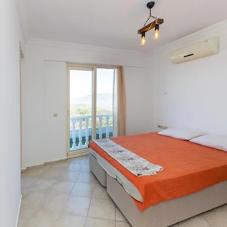 Charming And Peaceful Villa With Shared Pool In Milas Vilă