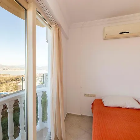 Vilă Charming And Peaceful Villa With Shared Pool In Milas Bogazici